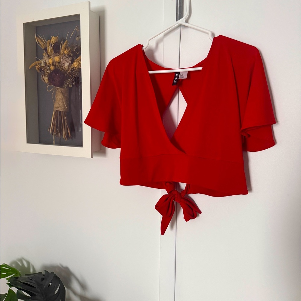 Red knot crop top with open back 💋